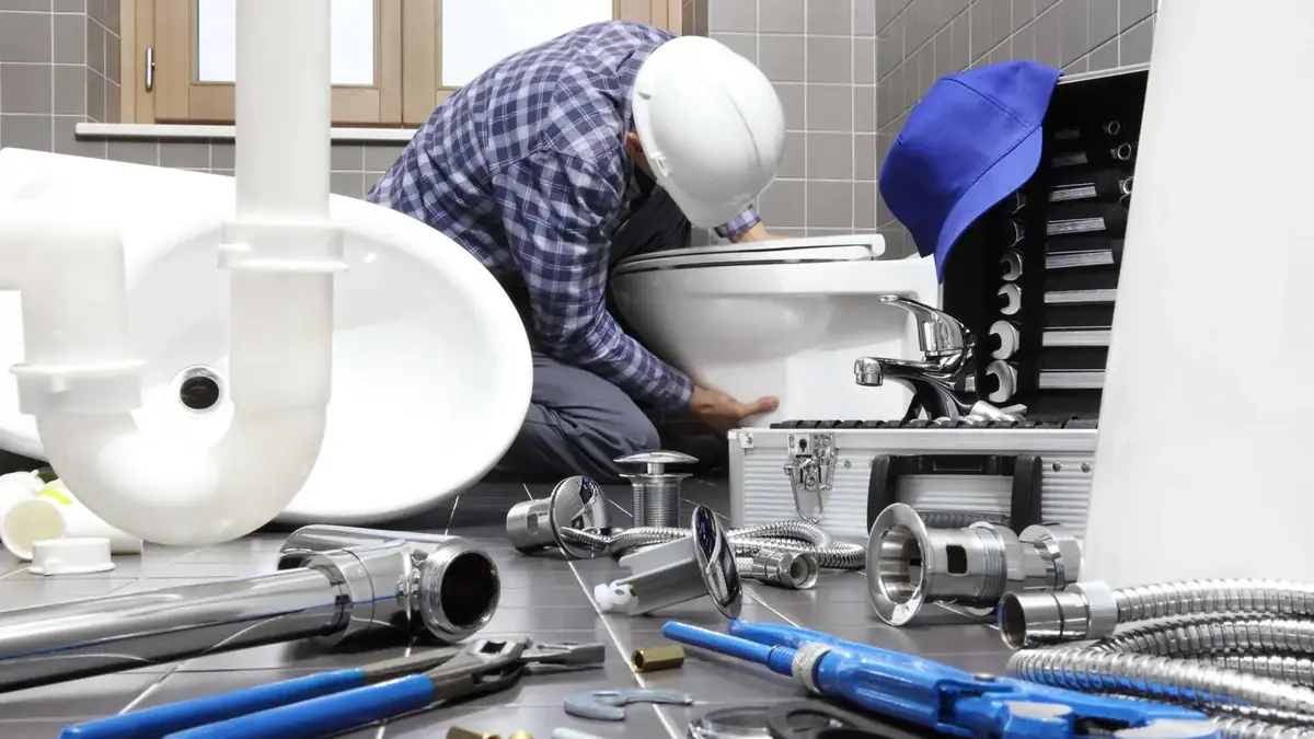 Instalador autorizado SEC trabajando en una red de gas